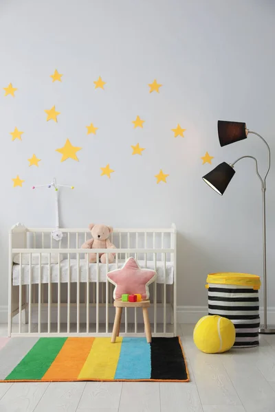 带婴儿床和玩具的时髦婴儿房内部 — 图库照片