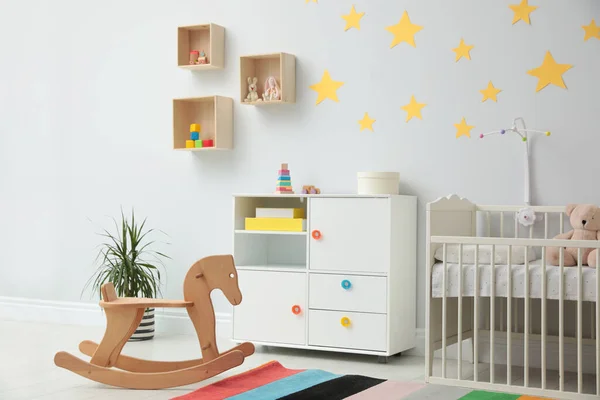Elegante Habitación Bebé Interior Con Cuna Juguetes — Foto de Stock