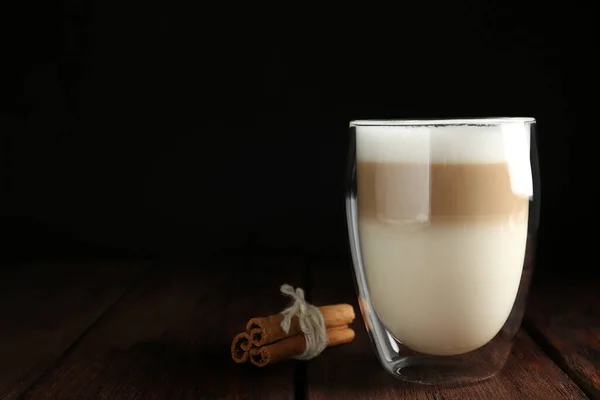 Läcker Latte Macchiato Och Kanel Träbord Mot Svart Bakgrund Plats — Stockfoto