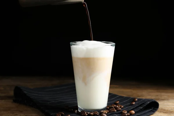 Haciendo Delicioso Macchiato Latte Sobre Mesa Madera Sobre Fondo Negro — Foto de Stock