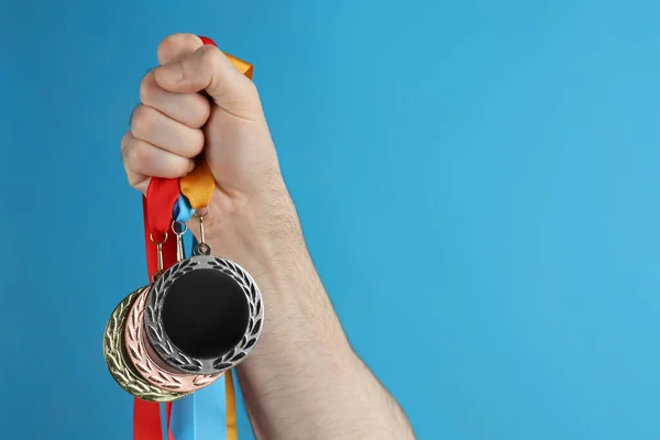 Man Holding Medals Blue Background Closeup Space Design — Stock Photo, Image