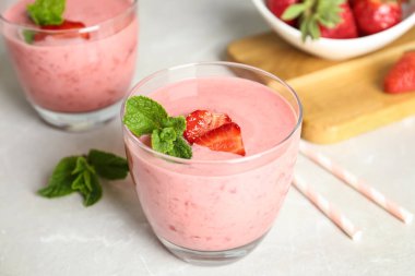 Açık gri masada nane şekerli lezzetli çilekli smoothie.