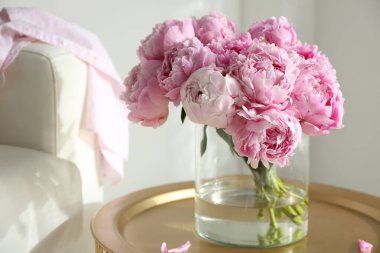 İçerideki masada bir buket güzel şakayık