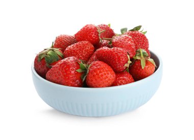 Olgun çilekler beyaz kasede izole edilmiş.