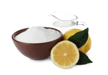 Beyaz arka planda kabartma tozu, sirke ve limon.
