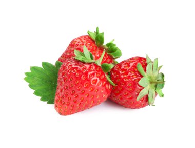 Taze olgun kırmızı çilekler beyazda izole edilmiş.