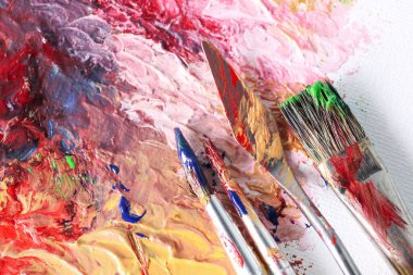 Soyut renkli sanat eserleri ve fırçalar, yakın görünüm