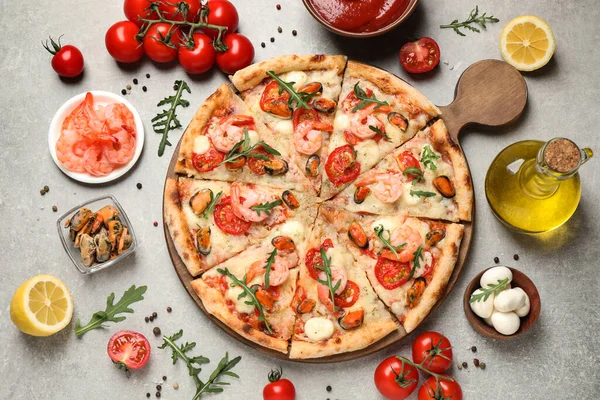 Lahodná Pizza Mořských Plodů Čerstvé Ingredience Světle Šedém Stole Plochý — Stock fotografie