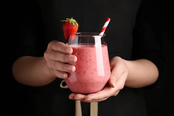 Vrouw Met Lekkere Aardbei Smoothie Zwarte Achtergrond Close — Stockfoto