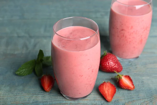 Gustosi Frullati Fragole Bicchieri Tavolo Legno Blu — Foto Stock