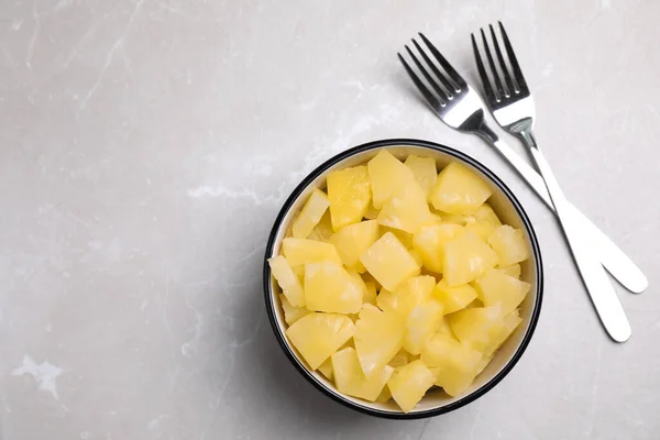 Gustosi Pezzi Ananas Scatola Forchette Tavolo Marmo Grigio Chiaro Posa — Foto Stock