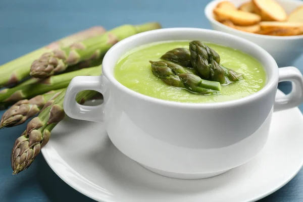 Deliziosa Zuppa Asparagi Servita Sul Tavolo Blu — Foto Stock