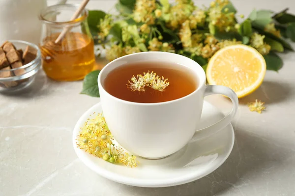 Egy Csésze Tea Hársvirággal Világos Szürke Márványasztalon — Stock Fotó