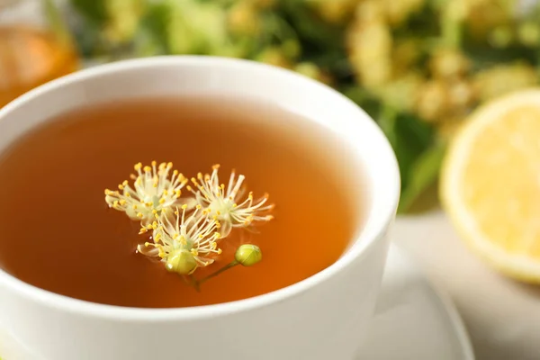 Tasse Tee Mit Lindenblüte Auf Dem Tisch Nahaufnahme — Stockfoto