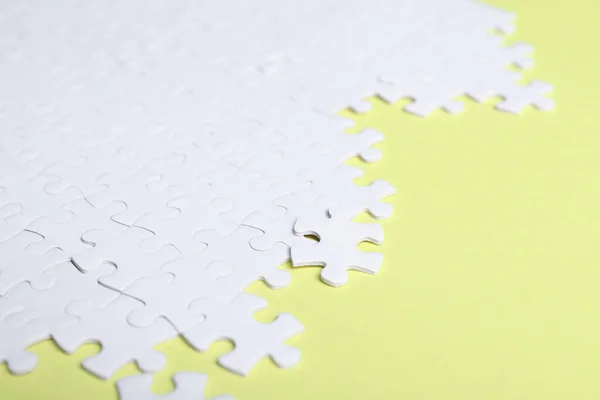 Prázdné Bílé Puzzle Kousky Žlutém Pozadí — Stock fotografie