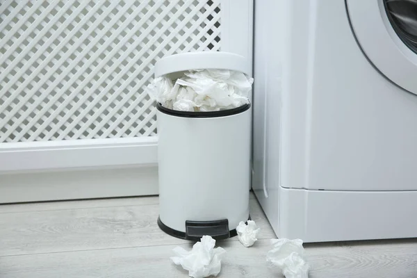 Använda Pappersvävnader Papperskorgen Nära Tvättmaskin Inomhus — Stockfoto