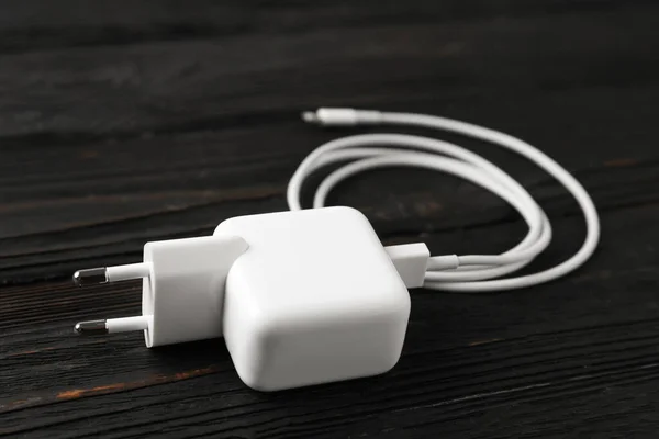 Câble Charge Blanc Adaptateur Sur Table Bois Noir — Photo