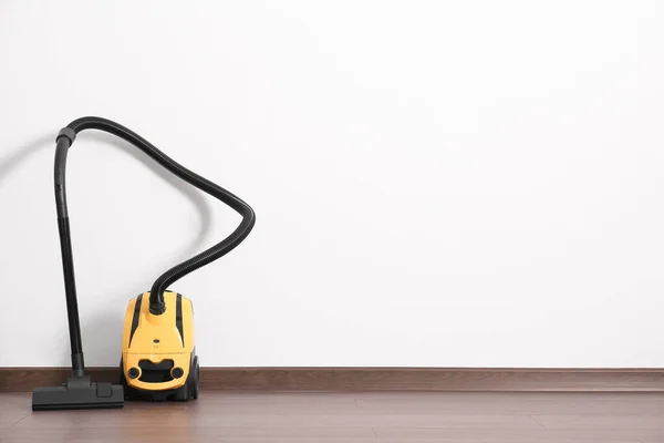 Moderner Gelber Staubsauger Auf Holzboden Neben Weißer Wand Platz Für — Stockfoto