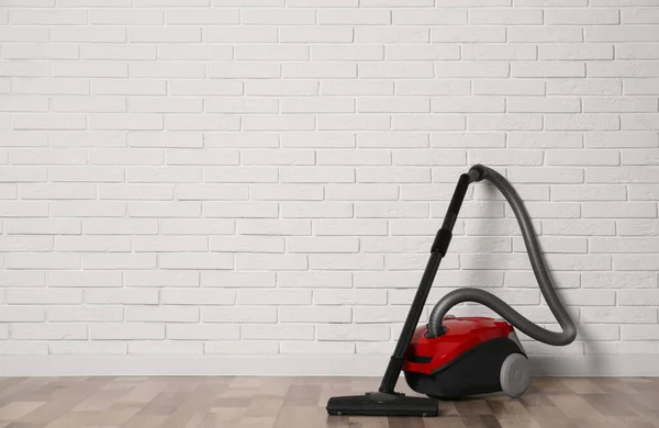 Modern Red Vacuum Cleaner Wooden Floor White Brick Wall Space — Stock Photo, Image