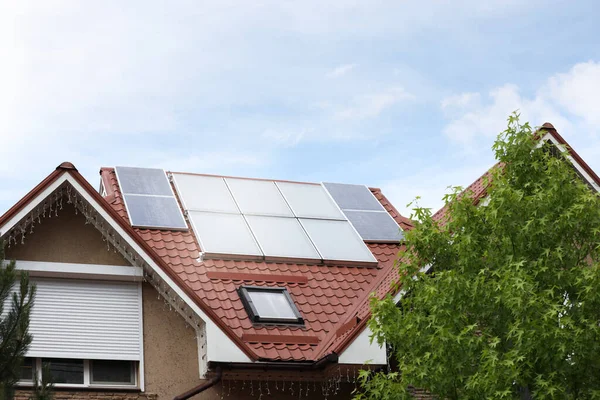 Casa Com Painéis Solares Instalados Telhado — Fotografia de Stock