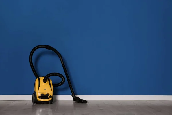 Moderner Gelber Staubsauger Boden Der Nähe Der Blauen Wand Platz — Stockfoto