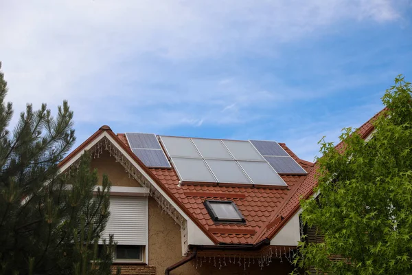 Haus Mit Installierten Solarzellen Auf Dem Dach — Stockfoto