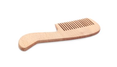 Beyaz üzerine izole edilmiş yeni ahşap saç tarağı