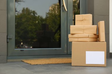 Kapıya yakın karton kutular. Paket teslimat servisi