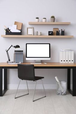 Ofisin içindeki modern bilgisayar. Şık bir iş yeri