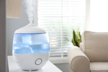 Modern hava nemlendiricisi evdeki masada. Metin için boşluk