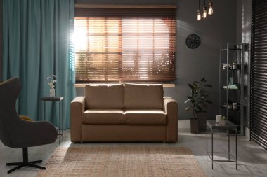 Şık bir oturma odası, zarif deri koltuklar.