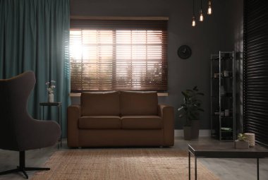 Şık bir oturma odası, zarif deri koltuklar.