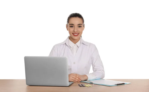 Berufsapotheker Mit Laptop Tisch Vor Weißem Hintergrund — Stockfoto