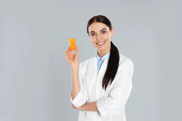 Profesjonalny Farmaceuta Tabletkami Jasnoszarym Tle — Zdjęcie stockowe