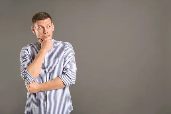 Homme Réfléchi Sur Fond Gris Espace Pour Texte — Photo