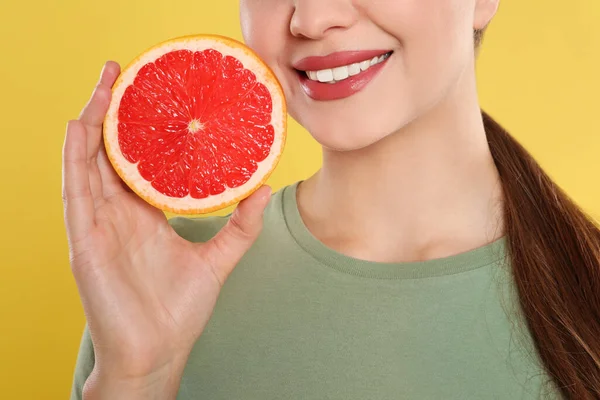 Jonge Vrouw Met Gesneden Grapefruit Gele Achtergrond Close Vitaminerijk Voedsel — Stockfoto