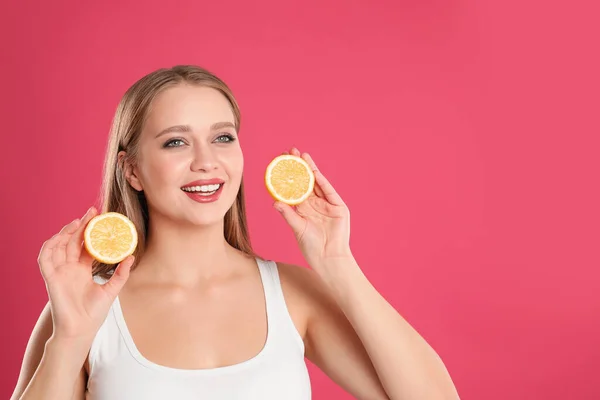 Jonge Vrouw Met Gesneden Citroen Roze Achtergrond Ruimte Voor Tekst — Stockfoto