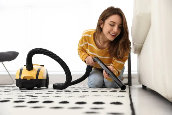 自宅で掃除機を使用して若い女性 — ストック写真