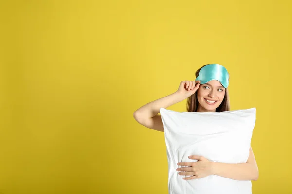 Junge Frau Mit Kopfkissen Und Schlafmaske Auf Gelbem Hintergrund Raum — Stockfoto