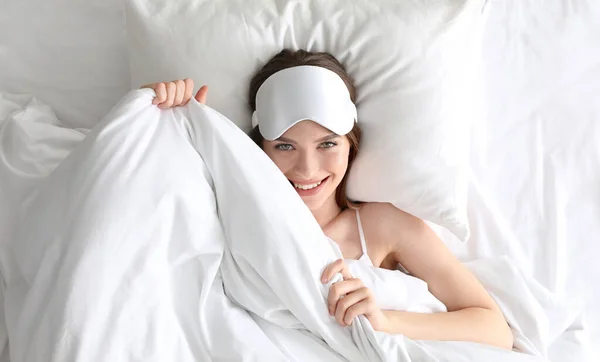 Giovane Donna Con Maschera Del Sonno Sdraiata Comodo Cuscino Letto — Foto Stock