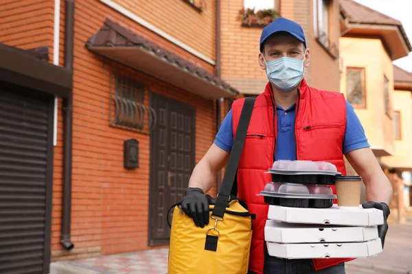 Mensajero Máscara Protectora Guantes Con Órdenes Cerca Casa Aire Libre — Foto de Stock