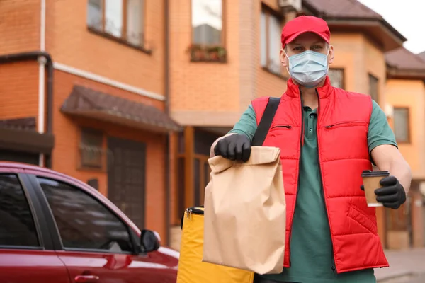 Mensajero Máscara Protectora Guantes Con Pedidos Cerca Del Coche Aire — Foto de Stock