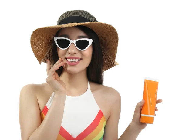 Junge Frau Mit Sonnenschutzcreme Auf Weißem Hintergrund — Stockfoto