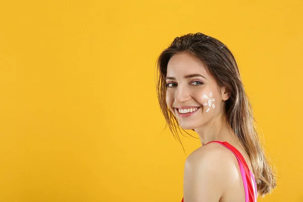 Jeune Femme Avec Crème Protection Solaire Sur Visage Sur Fond — Photo