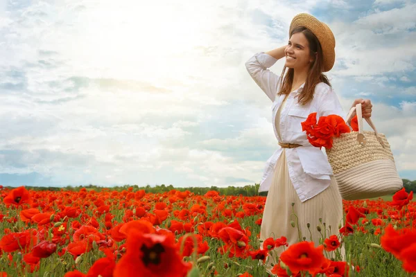 Kobieta Trzyma Torebkę Makiem Kwiaty Pięknym Polu — Zdjęcie stockowe