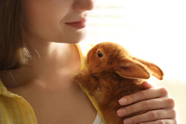 可愛いウサギを屋内で閉じ込めた若い女性 可愛いペット — ストック写真