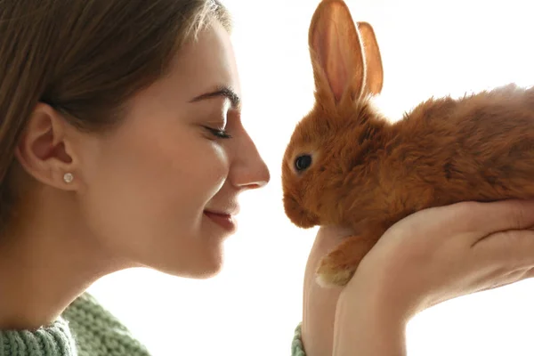 年轻的女人和可爱的兔子在室内 可爱的宠物 — 图库照片