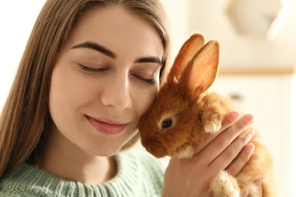 Ung Kvinna Med Bedårande Kanin Inomhus Närbild Härligt Husdjur — Stockfoto