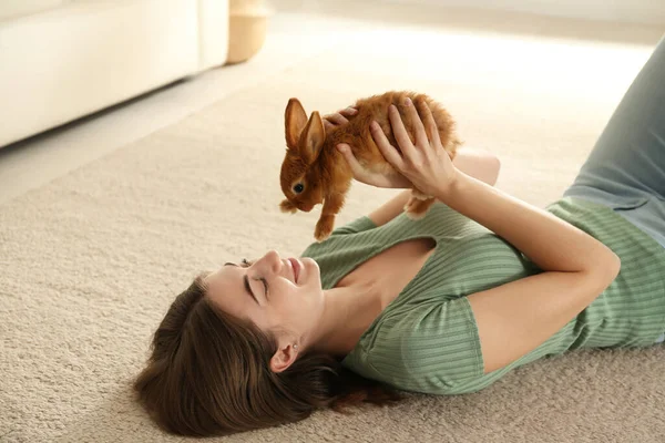 Jovem Com Coelho Adorável Chão Dentro Casa Bonito Animal Estimação — Fotografia de Stock