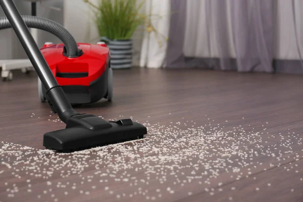 Vacuuming Scattered Rice Wooden Floor Room — Stock Photo, Image